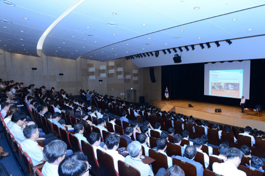 이상훈 한국가스공사 상임감사위원이 25일 대구 본사에서 부패예방 청렴교육을 벌이고 있다. <한국가스공사 제공>